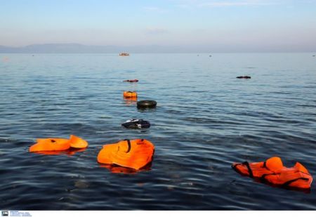 Boat with refugees capsizes off the northern coast of Samos