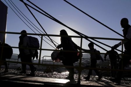 Over 3,000 refugees arrived in Piraeus on Monday morning