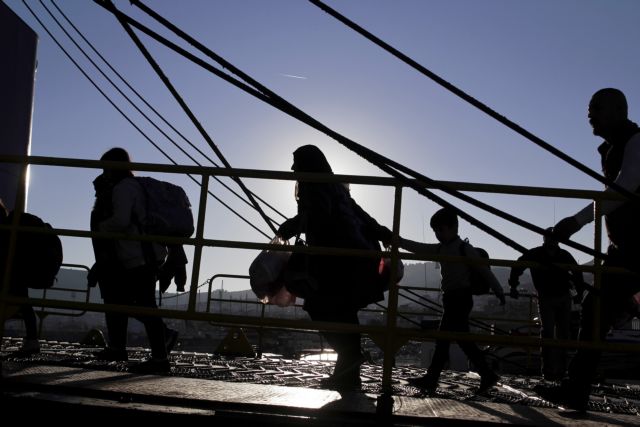 Over 3,000 refugees arrived in Piraeus on Monday morning