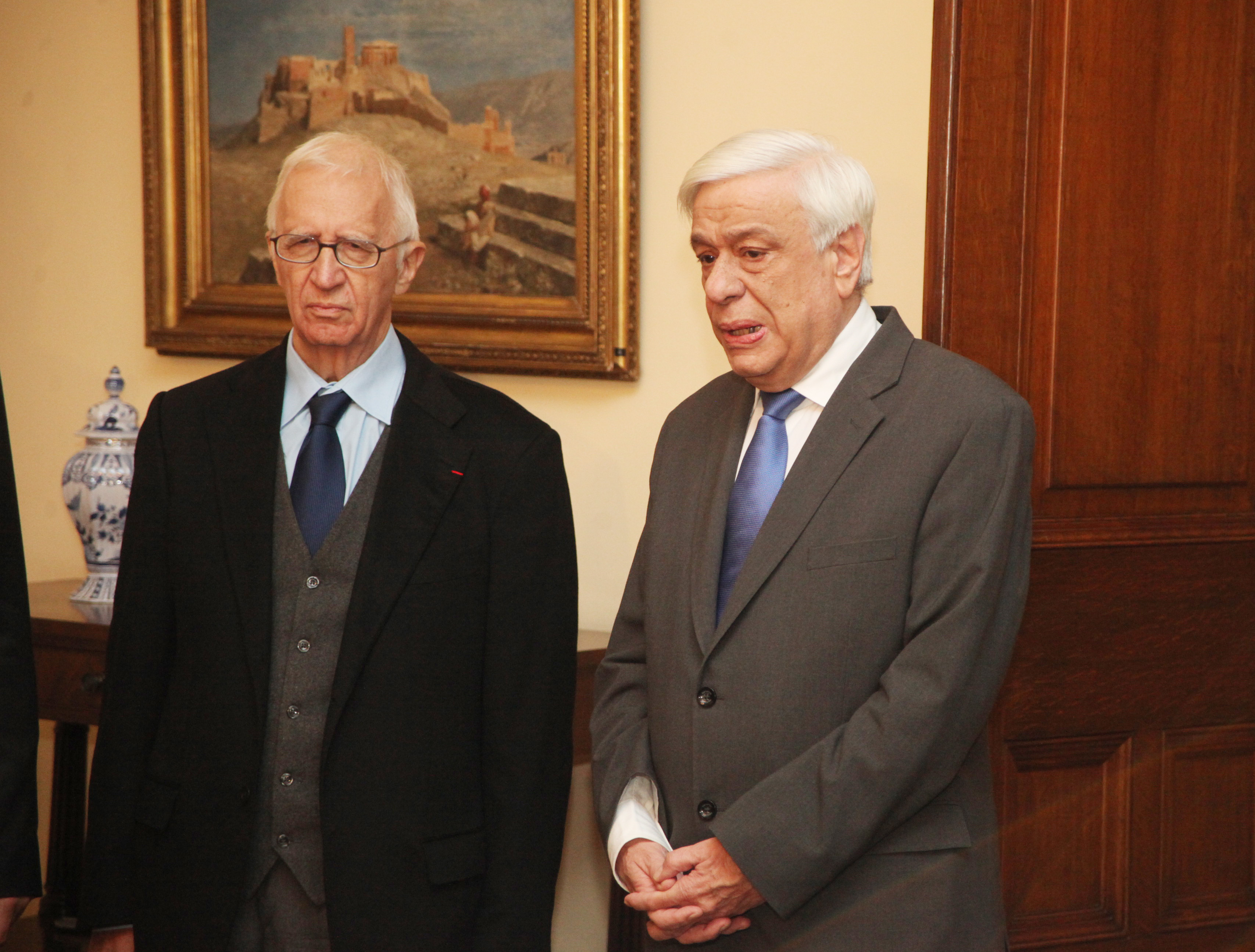 Ενός λεπτού σιγή για τα θύματα του Παρισιού στο Προεδρικό Μέγαρο