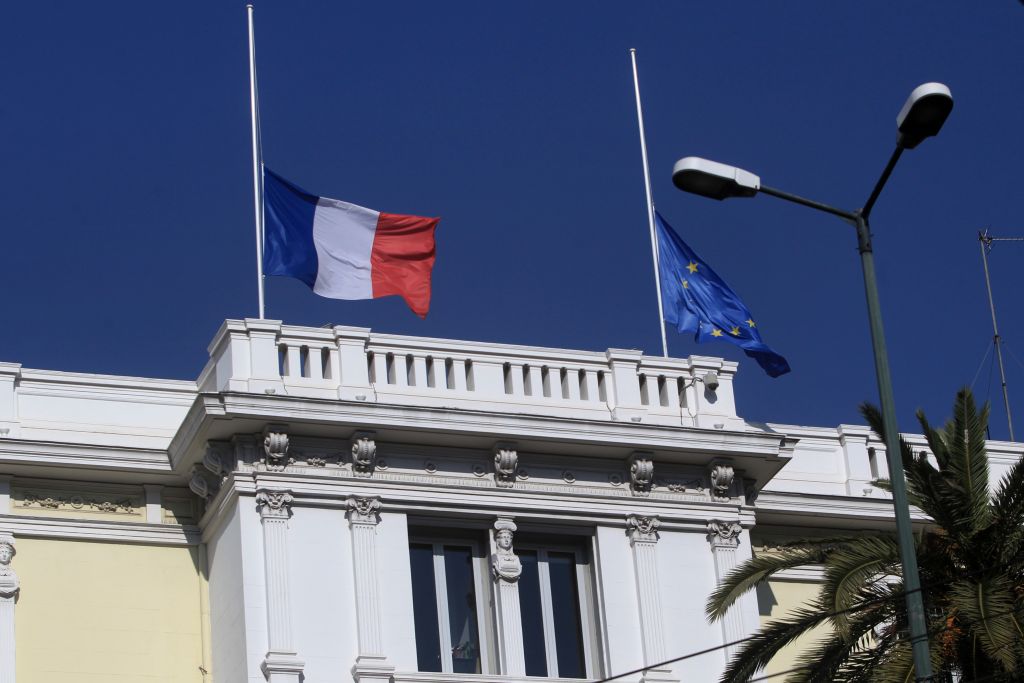 Αθήνα τρικολόρ, στο πλευρό  του γαλλικού λαού