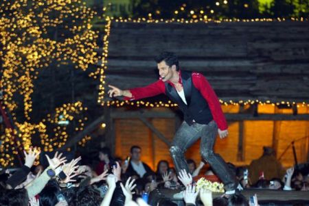 Sakis Rouvas to switch on Christmas light in Athens
