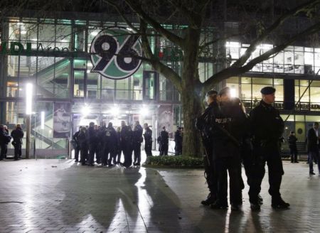 Bild: Σχεδίαζαν επίθεση με εκρηκτικά στο στάδιο του Αννόβερου