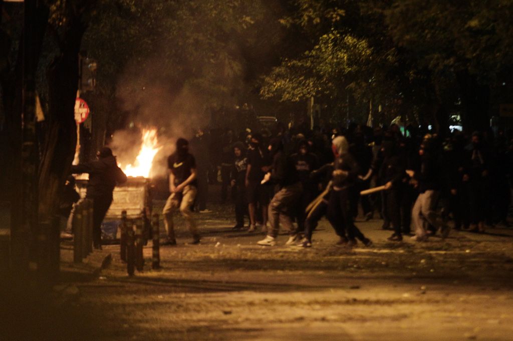 Συγκρούσεις νεαρών με ΜΑΤ στα Εξάρχεια