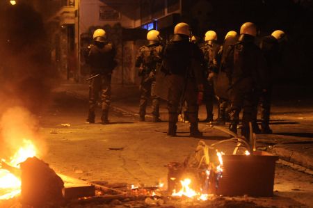 Επεισόδια με μολότοφ στα Εξάρχεια το βράδυ του Σαββάτου