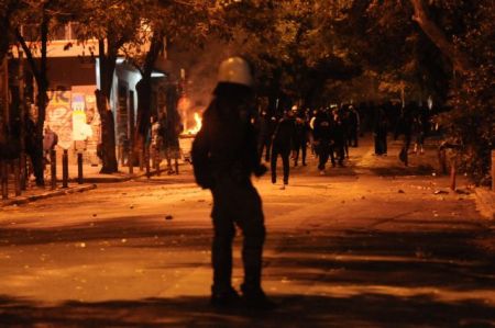 Στον εισαγγελέα επτά για ρίψη μολότοφ στα Εξάρχεια