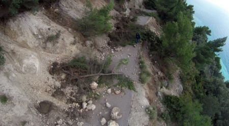 Εικόνες από την παραλία των Εγκρεμνών που «εξαφανίστηκε» μετά το σεισμό