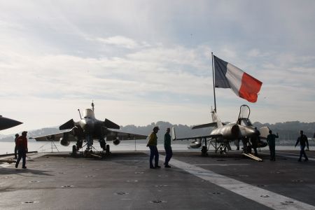 Μαχητικά απονηώθηκαν για πρώτη φορά από το Σαρλ ντε Γκολ