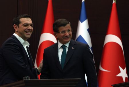 Το προσφυγικό στην τηλεφωνική επικοινωνία Τσίπρα-Νταβούτογλου