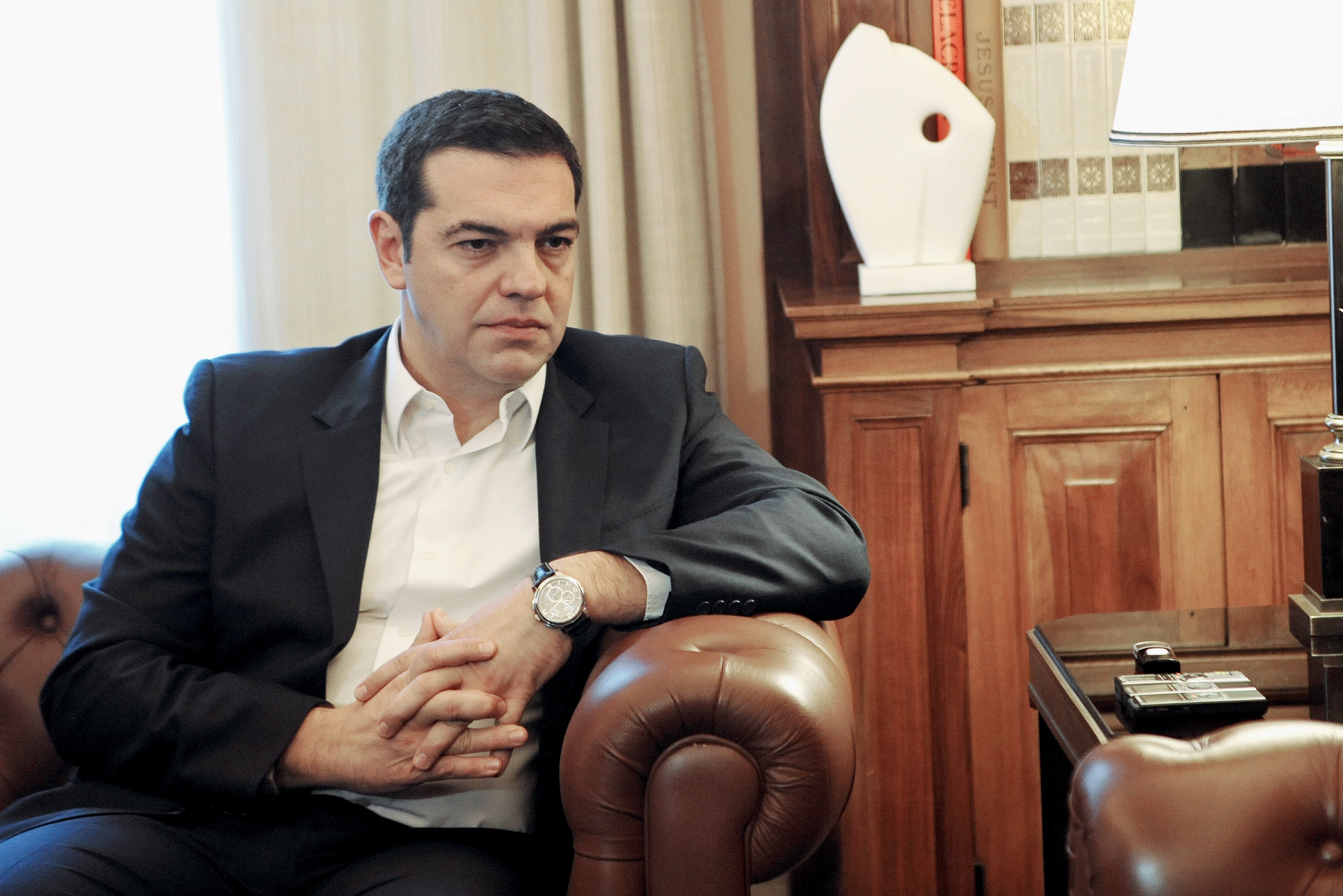 Η κυβέρνηση αναζητεί «σωσίβια»