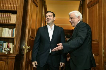 Το Μαξίμου ξορκίζει τα σενάρια οικουμενικής κυβέρνησης