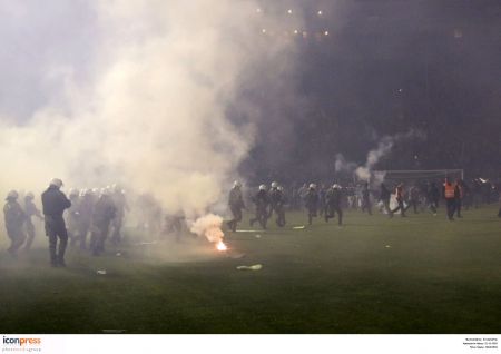 Αναβλήθηκε το ματς ΠΑΟ-Ολυμπιακός μετά τα επεισόδια