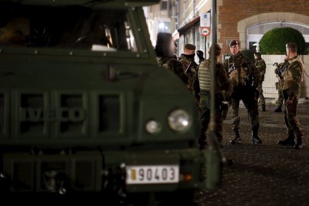 Τρεις υπό κράτηση στο Βέλγιο, έρευνες στη  «ζώνη καμικάζι» στο Παρίσι