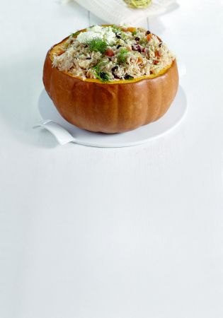 Γεμιστή κολοκύθα με ρύζι και αποξηραμένα φρούτα