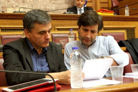Tsakalotos and Hourliarakis to update SYRIZA MPs on omnibus bill