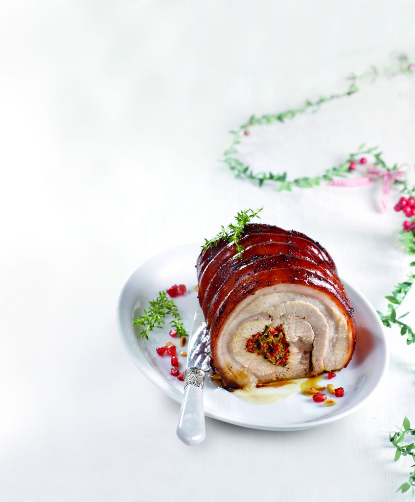 Ρολό χοιρινού καρέ με γέμιση από πράσινο μήλο και μυρωδικά