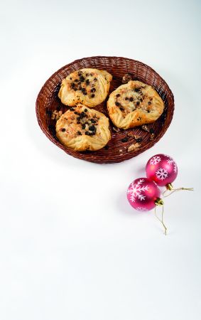 Ταρτάκια με γραβιέρα και σταφίδες