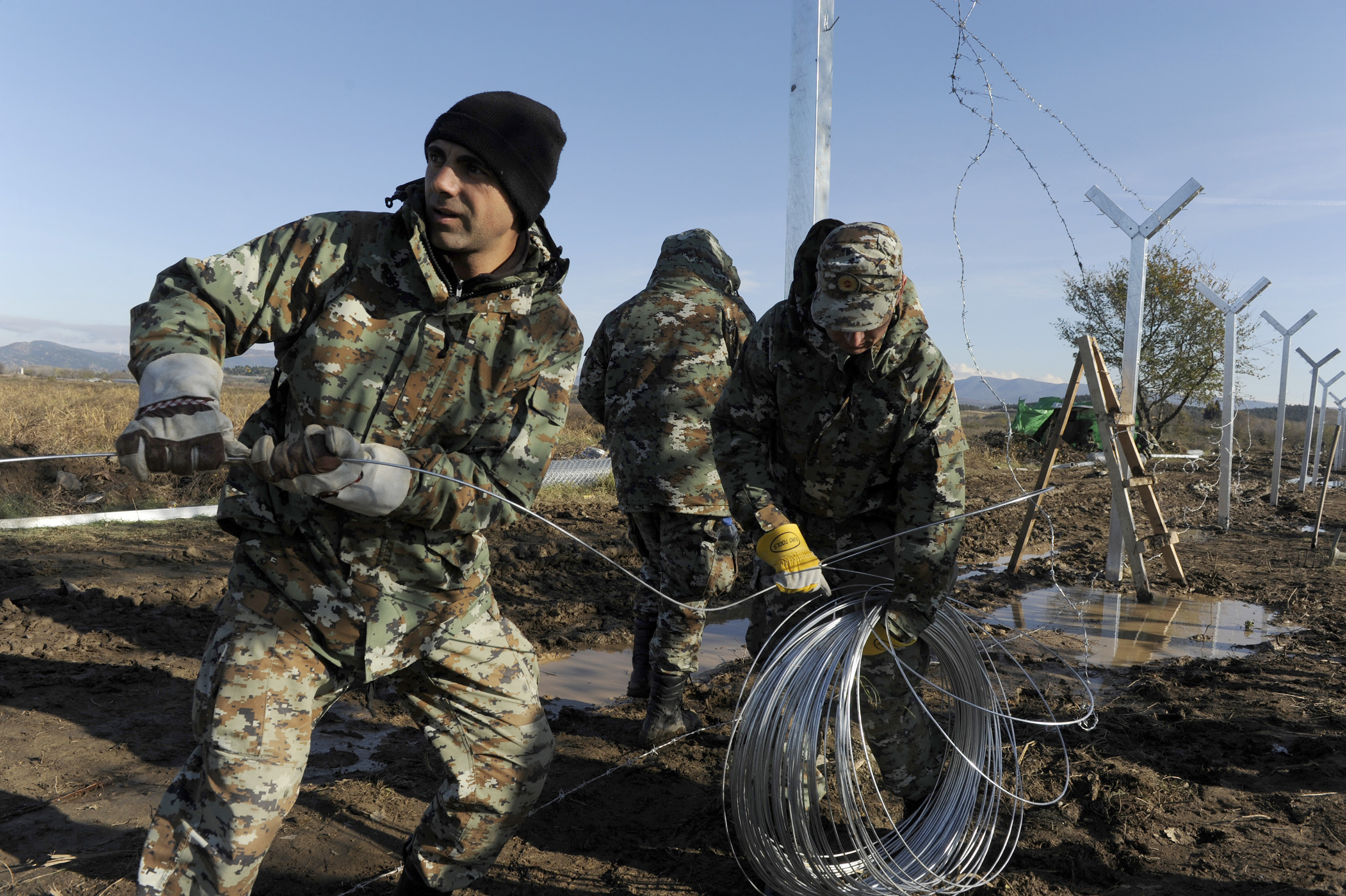 πΓΔΜ: Ο στρατός άρχισε την ανέγερση μεταλλικού φράκτη στα νότια σύνορα της χώρας