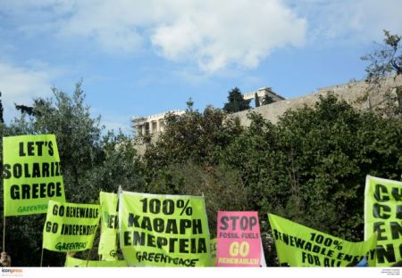 Greenpeace activists scaling DEI lignite power station in Kozani