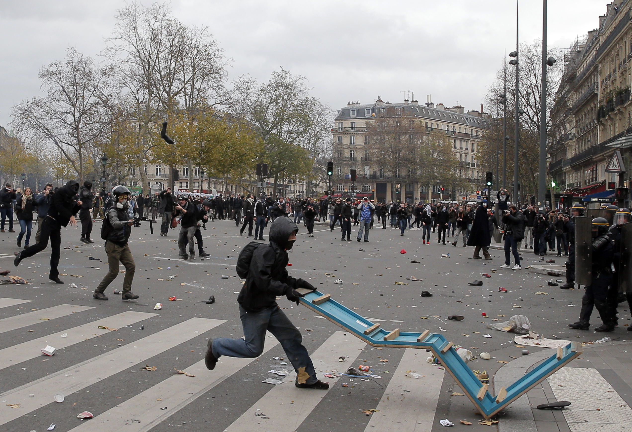 Παρίσι: Δακρυγόνα και συμπλοκές μετά την πορεία για το κλίμα
