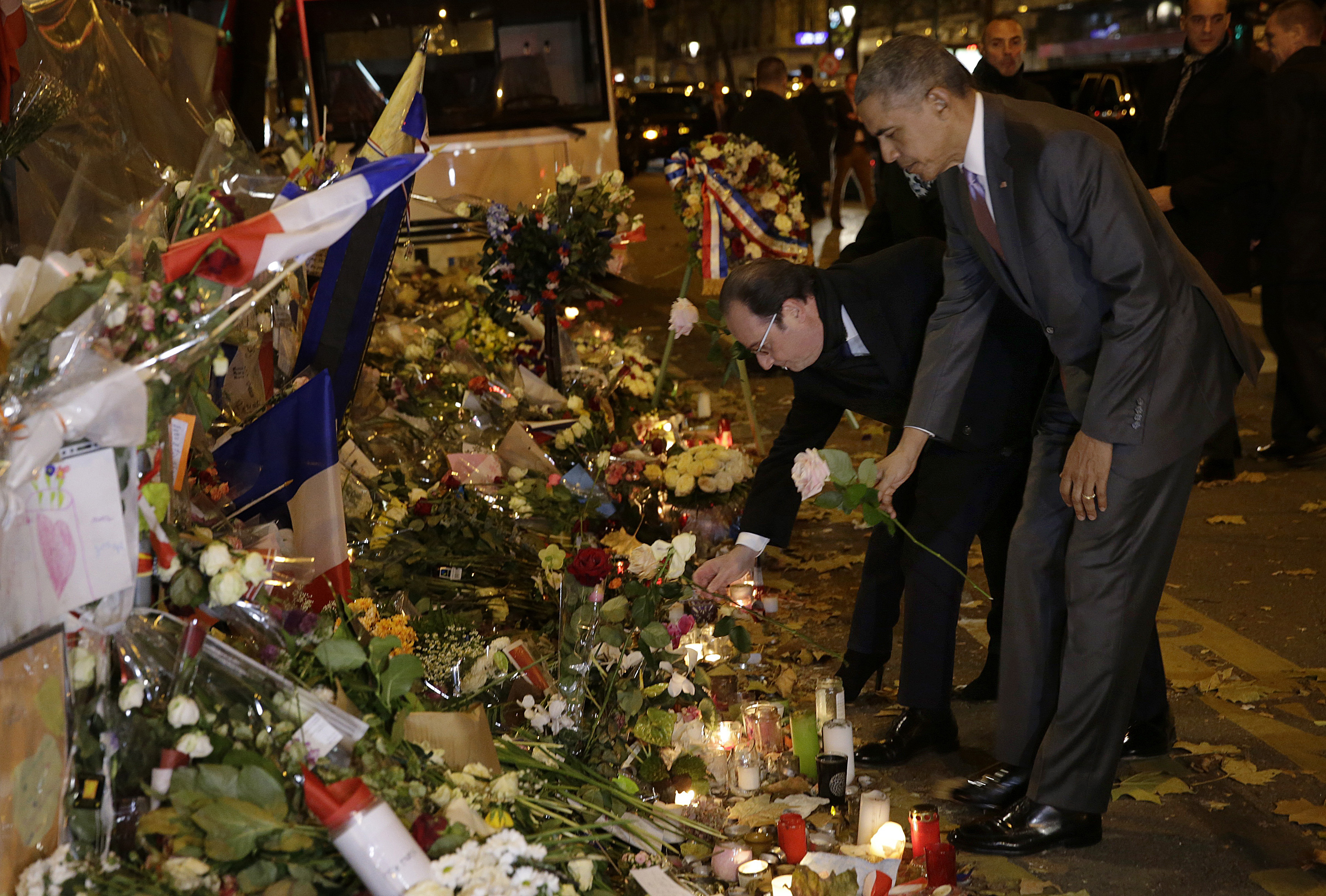 Ο Ομπάμα άφησε στο Bataclan ένα λουλούδι για να τιμήσει  τους νεκρούς