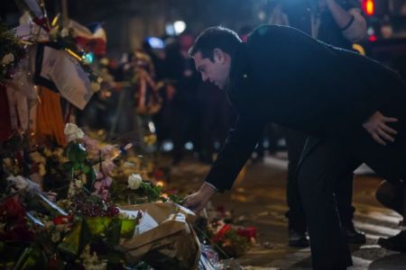 Ο Αλέξης Τσίπρας απέθεσε λευκό τριαντάφυλλο στο θέατρο Bataclan