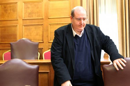 Στη Βουλή δύο μηνυτήριες αναφορές κατά Φίλη για το Ποντιακό