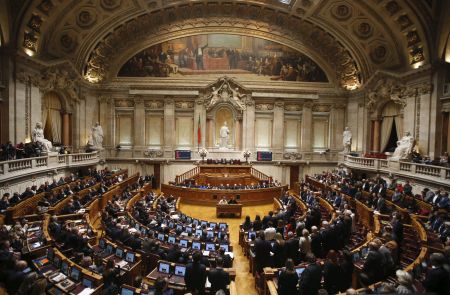 Η κεντροδεξιά έσωσε την σοσιαλιστική κυβέρνηση στην Πορτογαλία