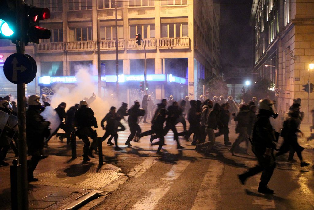 Επίθεση με πέτρες και μπουκάλια κατά των ΜΑΤ στη Χαριλάου Τρικούπη