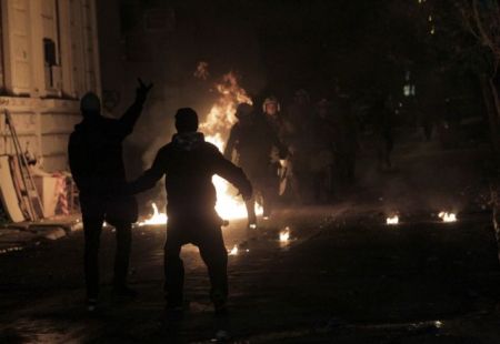 Ένταση και μολότοφ στο Πολυτεχνείο – Στον εισαγγελέα οι 2 συλληφθέντες