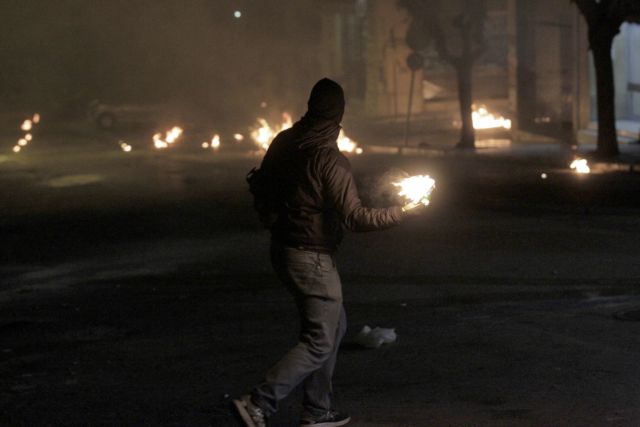 Μολότοφ εναντίον διμοιρίας των ΜΑΤ έξω από το Πολυτεχνείο