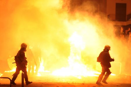 Επίθεση κουκουλοφόρων σε ομάδα ΔΙΑΣ στα Εξάρχεια