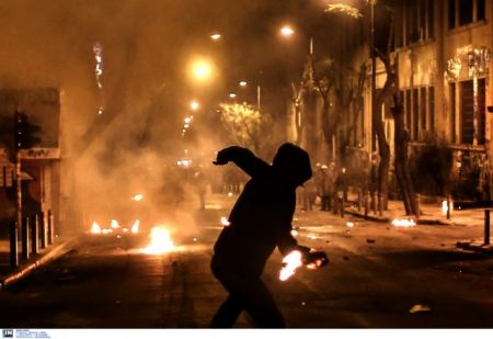 Μολότοφ κατά διμοιρίας των ΜΑΤ τη νύχτα στην Πατησίων