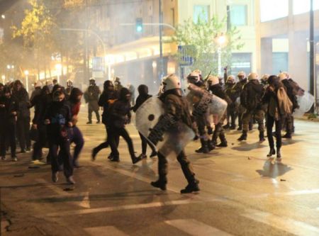 Πώς οι αναρχικοί μοιράζουν ρόλους και επιθέσεις στα Εξάρχεια