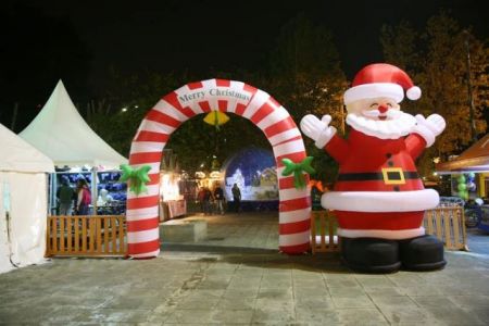 Σε γιορτινό κλίμα η πόλη του Πειραιά