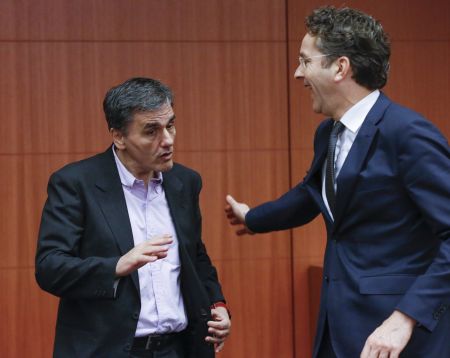 Το δημοσιονομικό κενό κρατάει μακριά την τρόικα