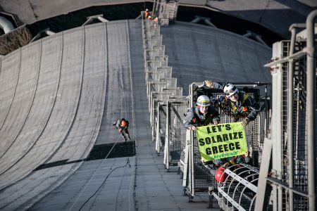 Συνελήφθηκαν οι 13 ακτιβιστές που ανέβηκαν σε λιγνιτικό σταθμό της ΔΕΗ