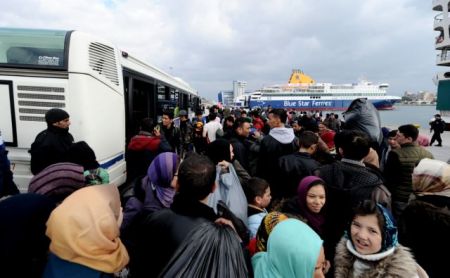 Με αμείωτο ρυθμό οι αφίξεις μεταναστών στον Πειραιά