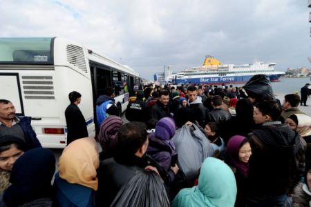 Nearly 2,500 refugees expected in Piraeus on Monday