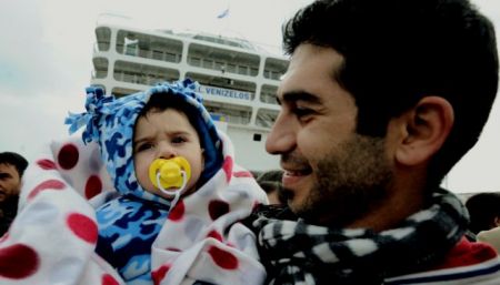 Σχεδόν 2.000 πρόσφυγες την Τετάρτη στο λιμάνι του Πειραιά