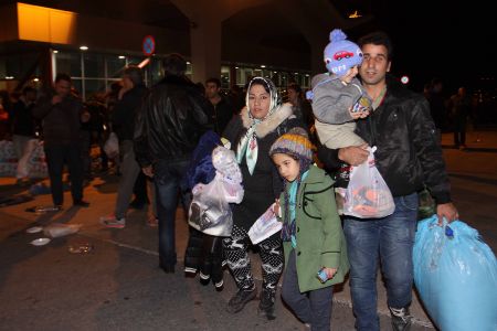 Αισιοδοξία για λύση στη μετεγκατάσταση προσφύγων στη συνάντηση Μουζάλα – δημάρχων των νοτίων προαστίων