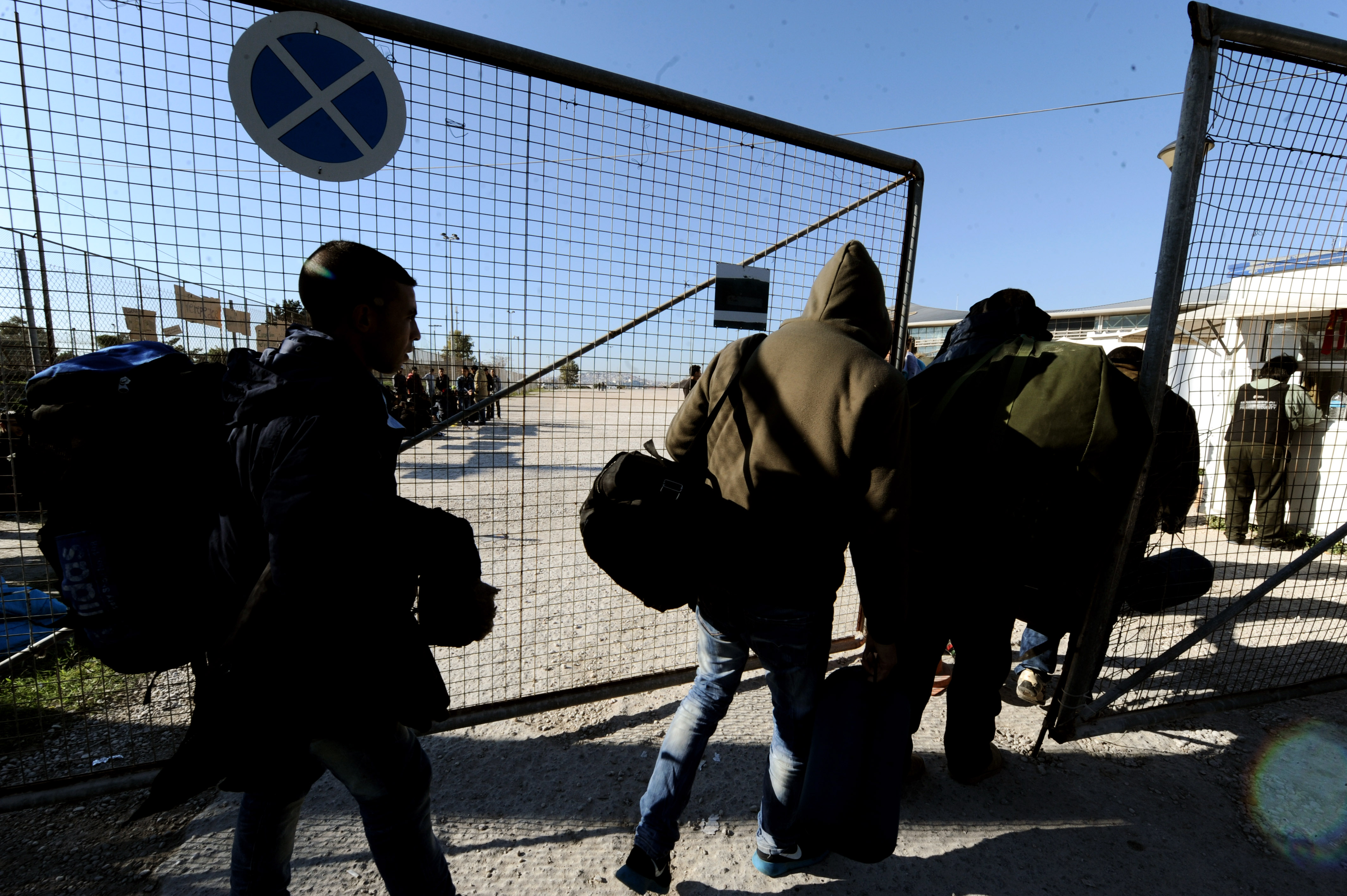 Στο γήπεδο του χόκεϊ οι πρόσφυγες για περίοδο τριών μηνών