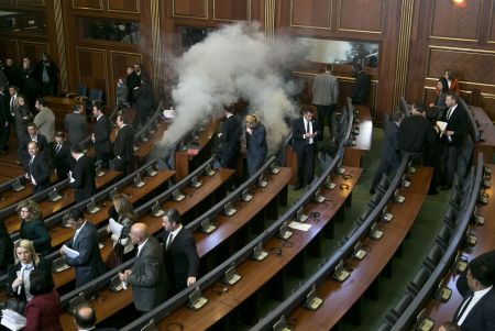 Κόσοβο: Δακρυγόνα και πάλι στην αίθουσα της Βουλής