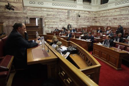 Δεκτό κατά πλειοψηφία το νομοσχέδιο για τα προαπαιτούμενα – Την Τρίτη ψηφίζεται στην Ολομέλεια της Βουλής (live)