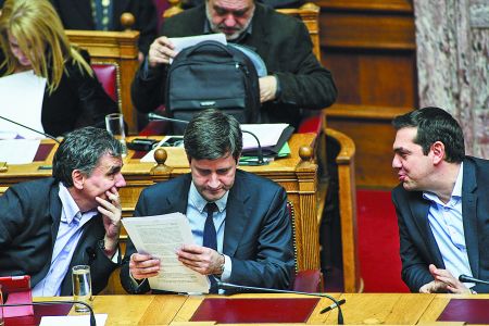 Δύο στρατόπεδα για την επόμενη μέρα