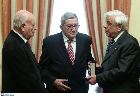 Δύο παλαίμαχους της δημοσιογραφίας τίμησε ο Πρ.Παυλόπουλος