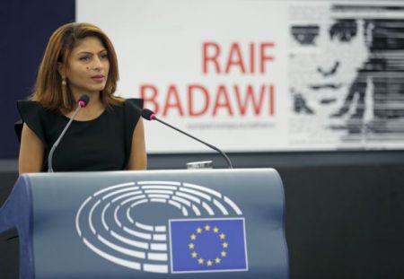 Η σύζυγος του φυλακισμένου μπλόγκερ Ραΐφ Μπανταουί παρέλαβε το βραβείο Ζαχάρωφ