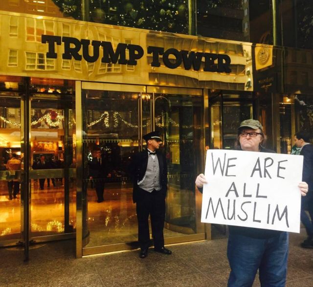 Μάικλ Μουρ προς Ντόναλντ Τραμπ: «Είμαστε όλοι μουσουλμάνοι»