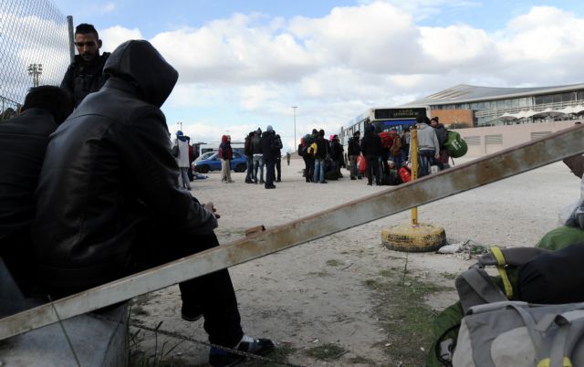 Chaos and confusion over refugee transfer to hockey stadium