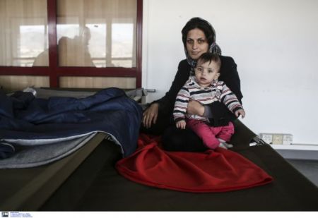 Σε θολό τοπίο η μεταφορά των μεταναστών στο γήπεδο του χόκεϊ